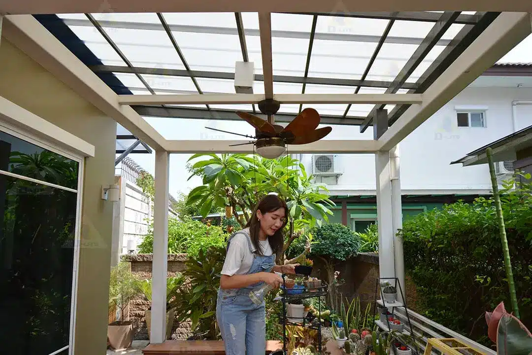 กันสาดข้างบ้าน