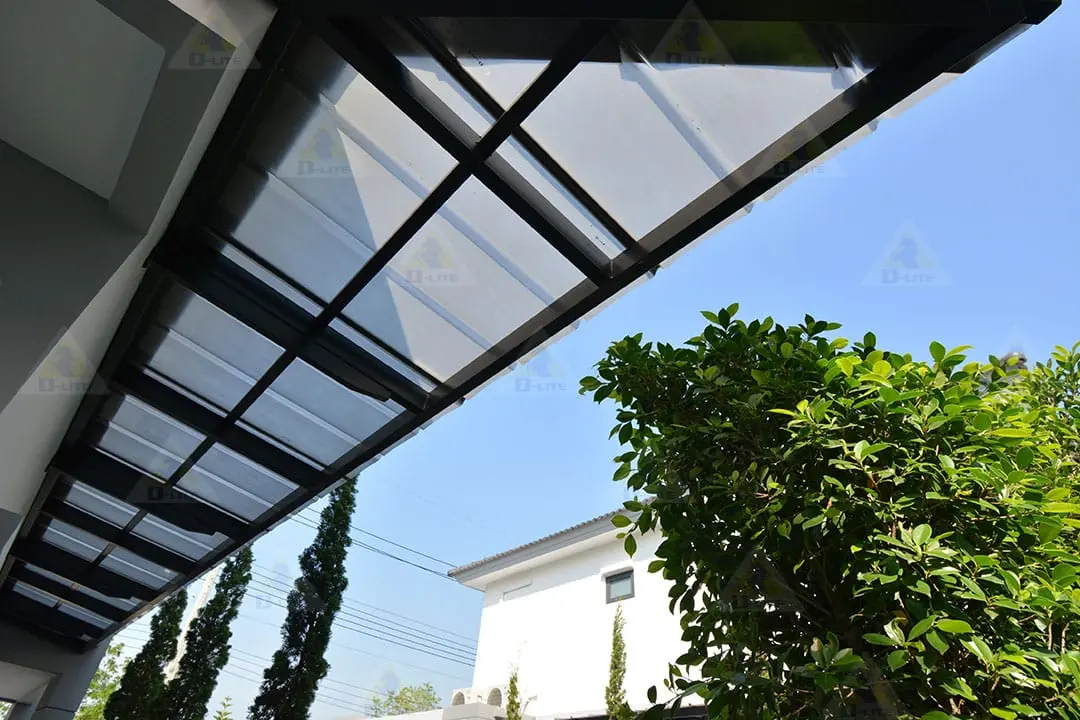 กันสาดโปร่งแสงข้างบ้าน