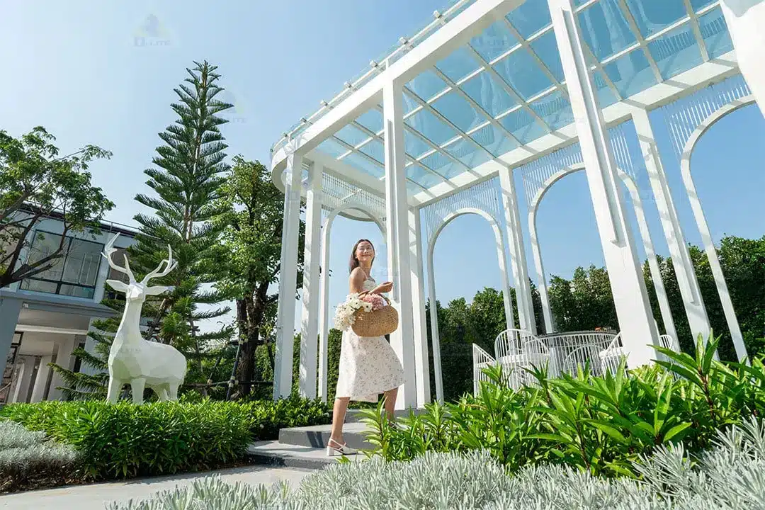 หลังคากันสาดอาคารในสวน