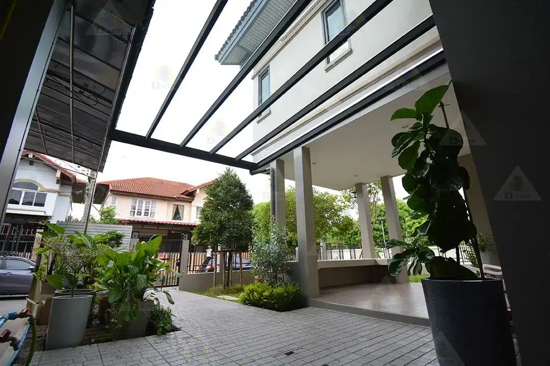 หลังคากันสาดโปร่งแสงที่จอดรถ